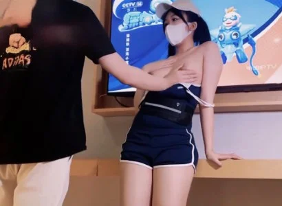 Em nhân viên bán TV xinh đẹp gặp vị khách may mắn