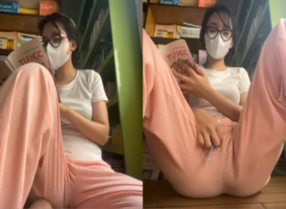 Em gái vừa đọc sách vừa nhét đồ chơi tình dục vào lồn