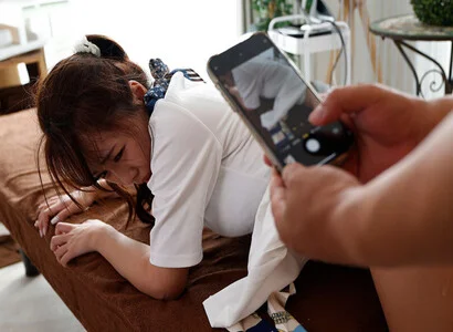 Nhân viên triệt lông bạo hành tình dục với em