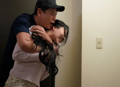 Nữ ca sĩ bị fan xấu xa bức ép quan hệ vì ngoại hình quá quyến rũ