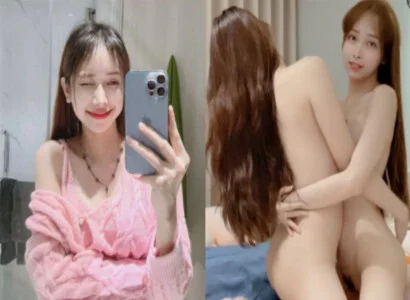 Lâm Thái Vy và người bạn gái thân móc bím với nhau trên buổi phát trực tiếp