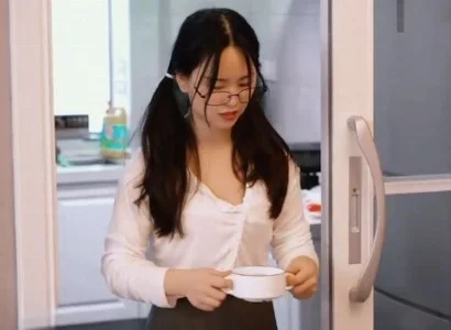 con gái được anh trai chăm sóc