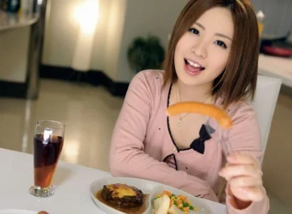 Chàng trai ăn tối xong rồi nện em