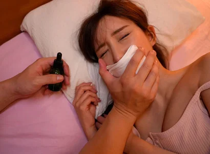 Hắn chuốc thuốc mê vào thức uống của cô em họ xinh đẹp và quan hệ